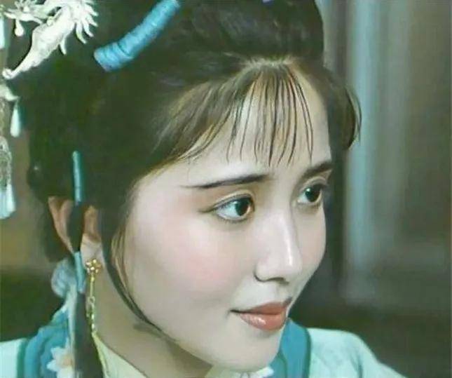 红楼梦:刘姥姥二进荣国府,一个尴尬举动竟预示出元春的前途宿命