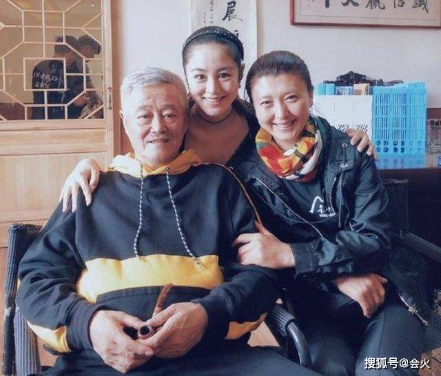 谢永强王小蒙亲密环抱引争议!毕畅久未同框富商老公,合照都删光