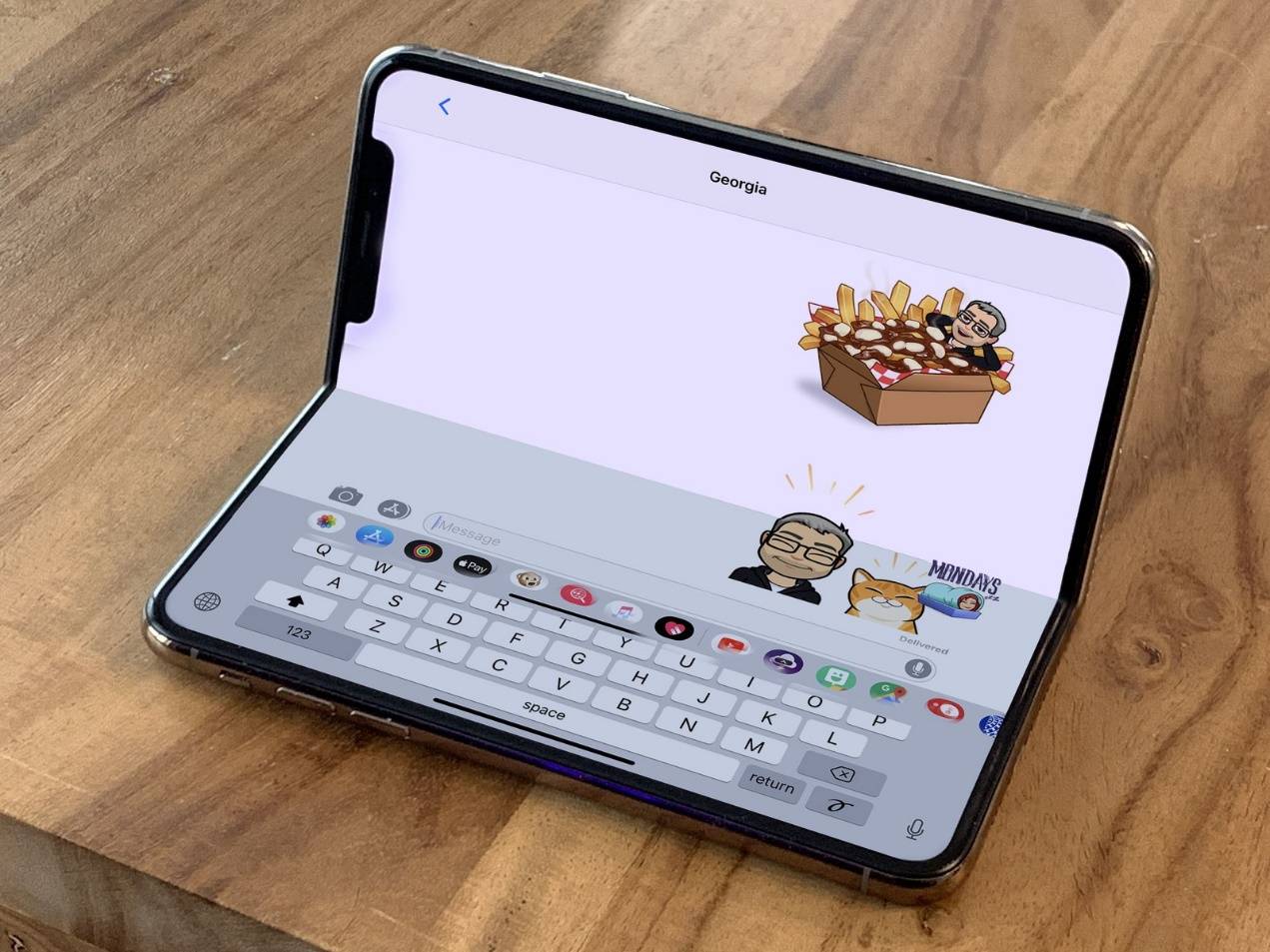 折叠屏iPhone要来了?传已送至富士康进行测试