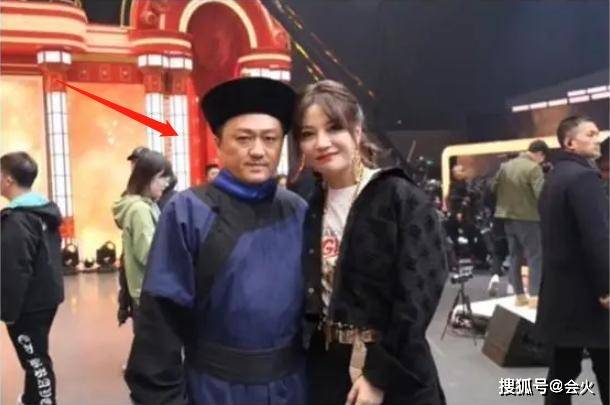 还珠"小凳子"近况:45岁仍演配角,同框小20岁娇妻无年龄差