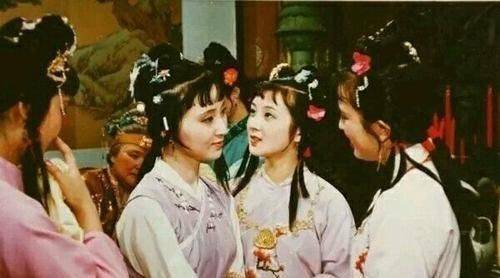 被迫搬离大观园后,薛宝钗露出了本来面目,史湘云对此说了两个字