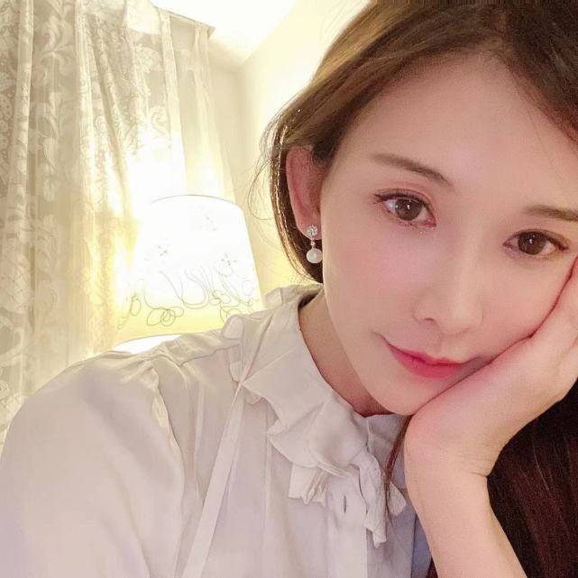 46岁林志玲晒近照,眼睛瞪得像铜铃,五官又双叒叒变了