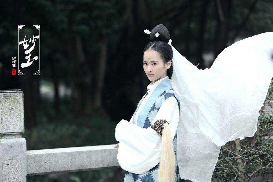 王夫人破例迁就她,李纨敢怒不敢言,贾母也敬她三分,妙玉啥身份