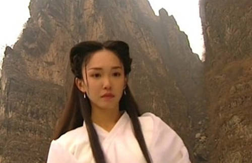 她是最养眼的小龙女,现实中与杨过结婚,今同框儿子像姐弟
