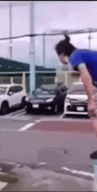 搞笑GIF趣图:我就想知道疼不疼!我看着都疼