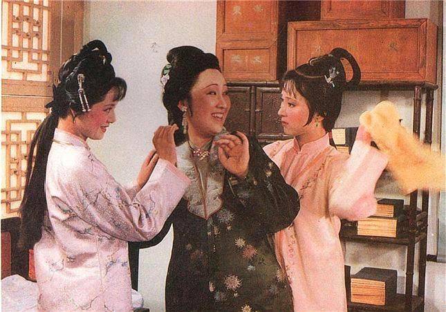 薛蟠:我想娶黛玉。薛姨妈:中看不中用,咱不要