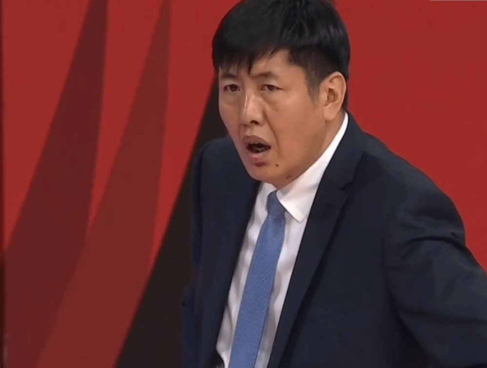 CBA让人看不懂的9秒:落后3分提前放弃,替补席急死了:犯规啊!