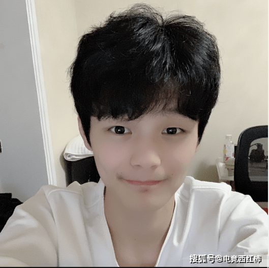 梦泪的证件照有点土,小浪浪的证件照帅气,看到张大仙的证件照,打扰了