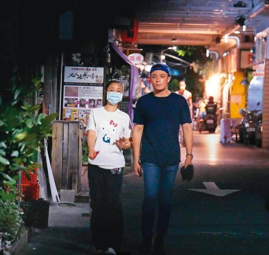 力破离婚!林心如霍建华甜蜜牵手逛街,44岁林心如皮肤蜡黄太显老