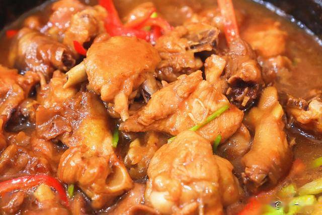 炖鸡时,有人焯水、有人直接炖?教你饭店的1招,鸡肉更香更有味