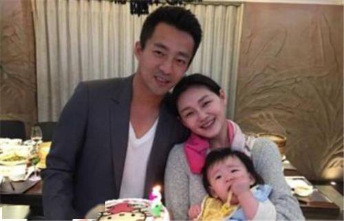 43岁大S现身女儿幼儿园毕业礼,膀粗脸圆发福明显,女儿和汪小菲一模一样