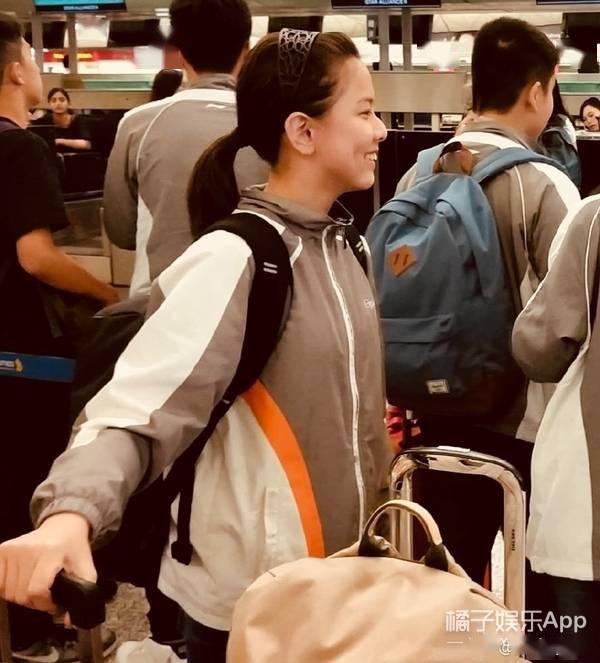 还记得《粉红女郎》里的男人婆吗?她现在长这样