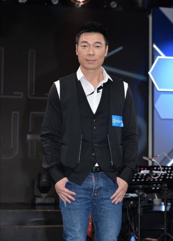 郑秀文许志安挽手逛街,许志安状态不佳难掩愁容,难道破镜真的能重圆?