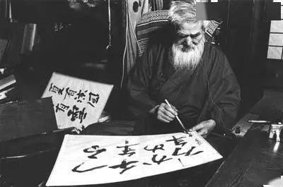 这位日本国宝级艺术家告诉你:不受名利影响的人生有多惬意!
