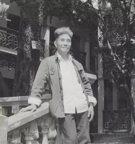 乡村傻老头在门板上画画,一幅作品卖千万