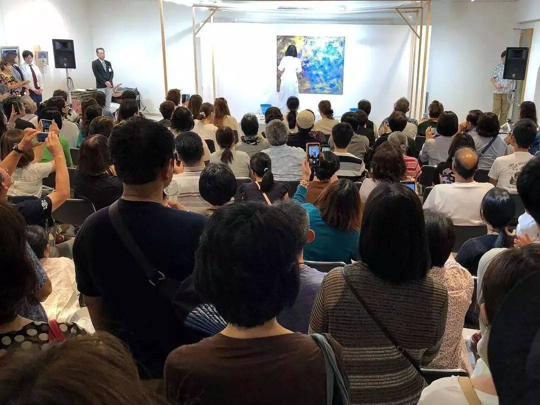 狂野少女”绘画堪比毕加索,8亿人看她作画,作品震惊整个国际画坛