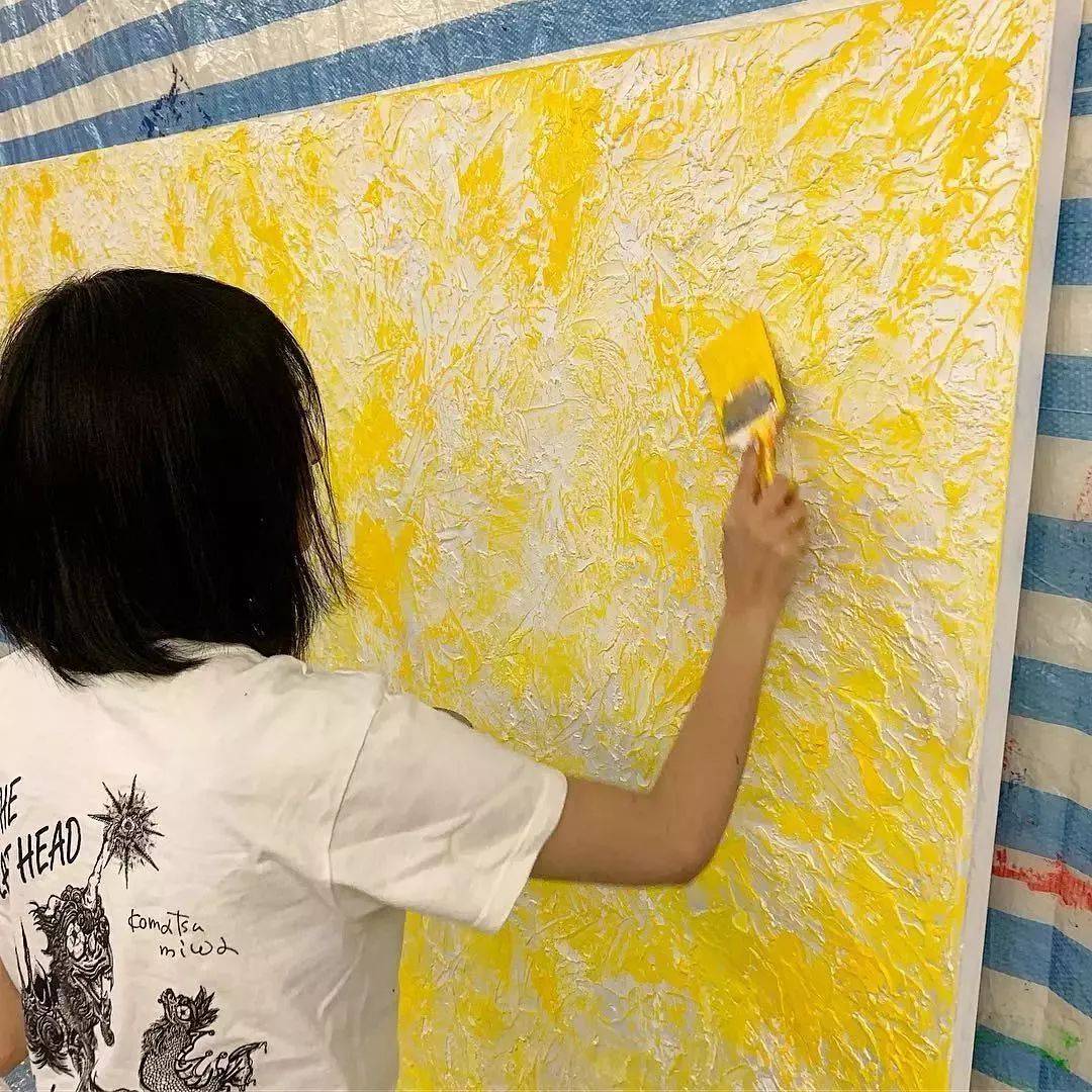 狂野少女”绘画堪比毕加索,8亿人看她作画,作品震惊整个国际画坛