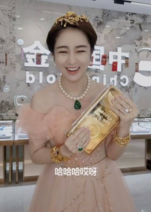 “王小蒙”晒近照抱25斤金砖,从头到脚价值过千万,嫁富豪生二胎生活幸福