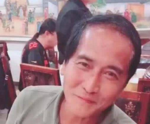 60岁齐秦近照曝光,前段时间还精神抖擞,如今却脸色灰暗,头发谢顶