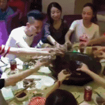 搞笑GIF:出门之前不让你穿裙子就是不听,这下好了吧