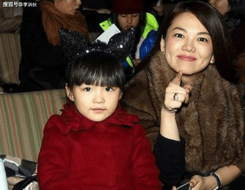 李湘一家人现身机场,整整齐齐都是胖胖的,王诗龄2万元背包抢镜