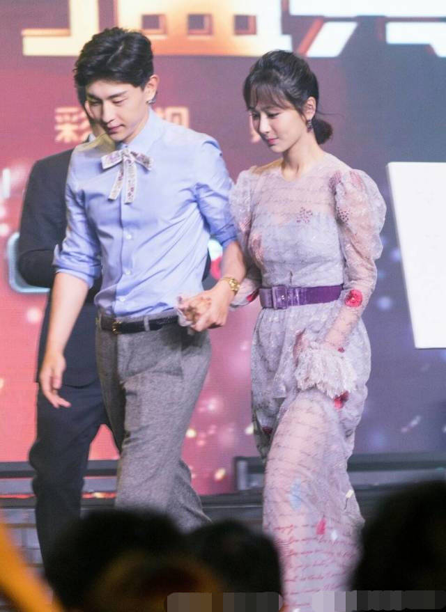 邓伦上直播受到冲击,看李佳琦涂口红时表情动作慢慢凝固