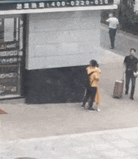 搞笑GIF趣图:你们这样秀恩爱不太好吧