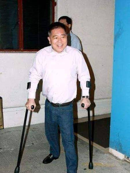 豪门子弟也有缺陷:霍启刚斗鸡眼让妈妈操碎心,赌王五女儿是斜眼