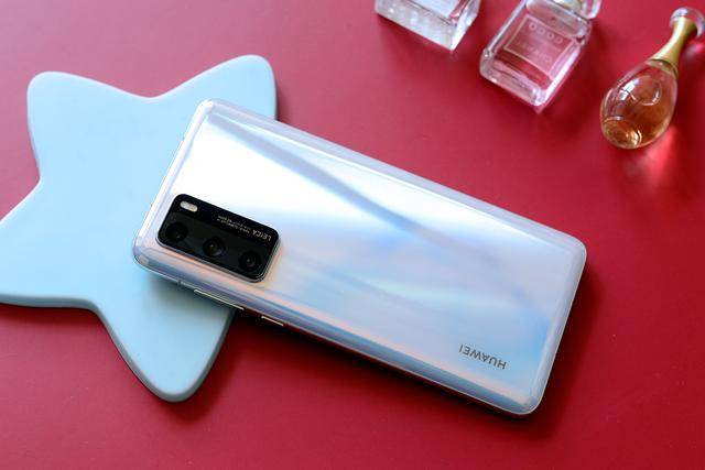爆款5G手机华为P40开箱:仅175克重量,小巧但依然彪悍