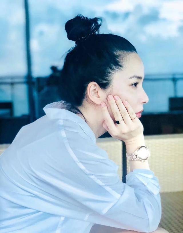 和大9岁的江珊相爱五年,靳东为何转身娶了同样二婚的李佳?