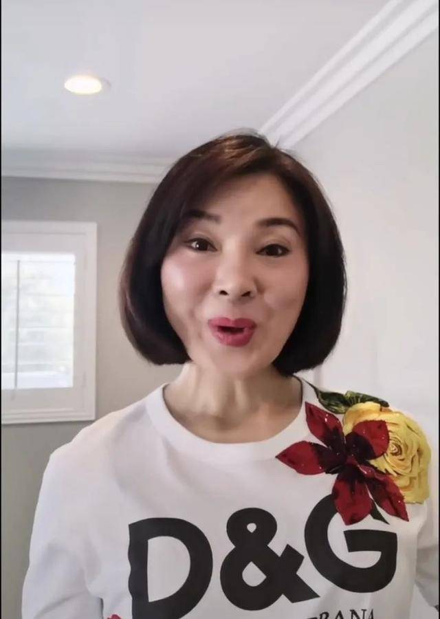 歌手陈红变整容脸,嘟嘟唇眯缝眼脸肿认不出,曾瘫痪如今跳女团舞