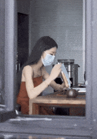 搞笑GIF趣图:卧槽,这是什么饺子,居然把碗砸开了!