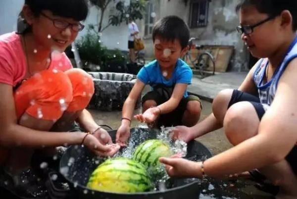 我们小时候,为啥不怕热?看完不许哭……