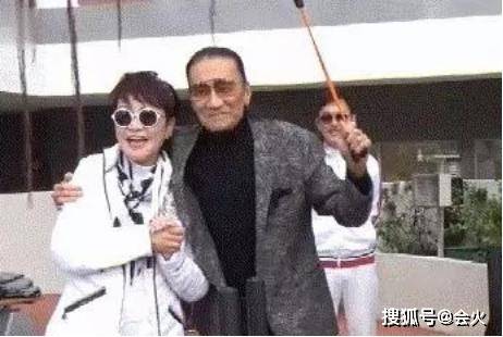狄波拉风采不减,打扮少女与小11岁丈夫逛商场,对嘴亲吻太腻歪!