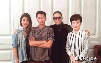 狄波拉风采不减,打扮少女与小11岁丈夫逛商场,对嘴亲吻太腻歪!