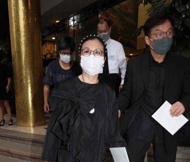 成龙现身赌王葬礼,瘦了很多显老态,与何超琼、利智都是多年好友
