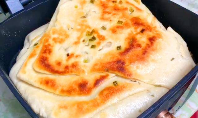 烙饼时,别再直接放入电饼铛,难怪发硬不好吃,大厨教你正确做法