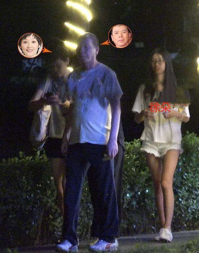 偶遇冯小刚夫妇排队买小吃,网友惊讶:这么大的导演晚餐就吃个煎饼果子