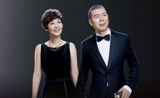 偶遇冯小刚夫妇排队买小吃,网友惊讶:这么大的导演晚餐就吃个煎饼果子