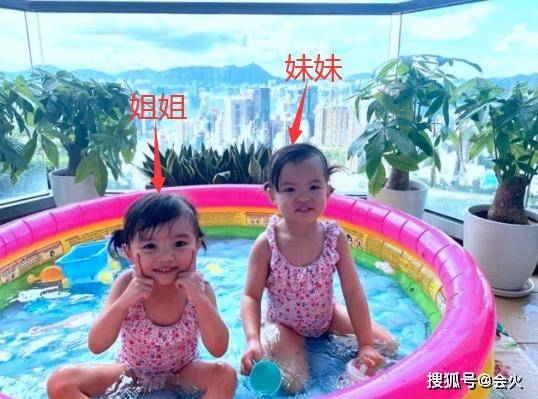 阳台当游泳池!熊黛林老公晒双胞胎泳装照,两女儿颜值差异太大