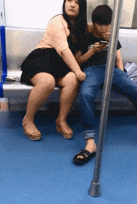 搞笑GIF:好漂亮的姑娘,想知道她是谁吗