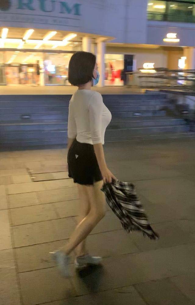 在路人镜头下,许晴身材前凸后翘好不性感,这哪里像51岁?