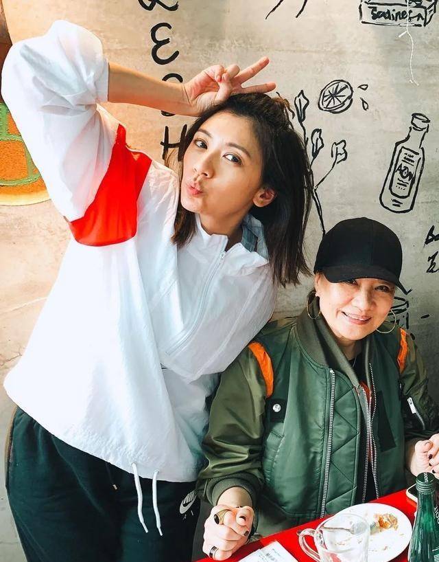 贾静雯也当制作人了,第一个任务就是请周汤豪巨星老妈比莉姐出山