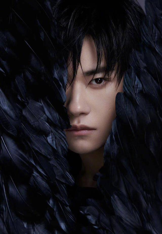于正质疑TFboys7周年海报抄袭,网友:看似维权实则宣传自家艺人
