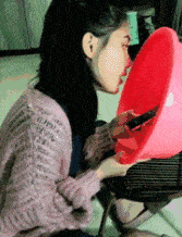 搞笑GIF趣图:姑娘,为了唱出立体声的感觉,你也是煞费苦心啊!