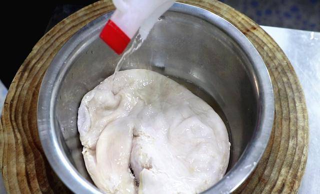 洗猪肚、只用盐等于白洗!教你1招、几分钟搞定,猪肚干净没异味