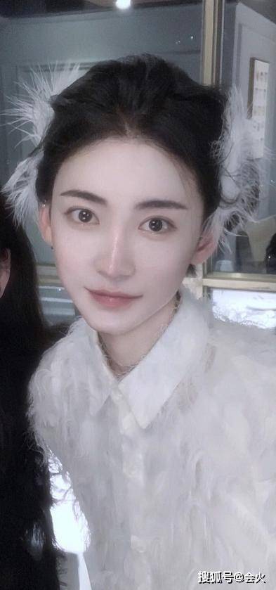 男网红宣布变性,女装多年撞脸多位明星,未修图五官歪斜被指照骗