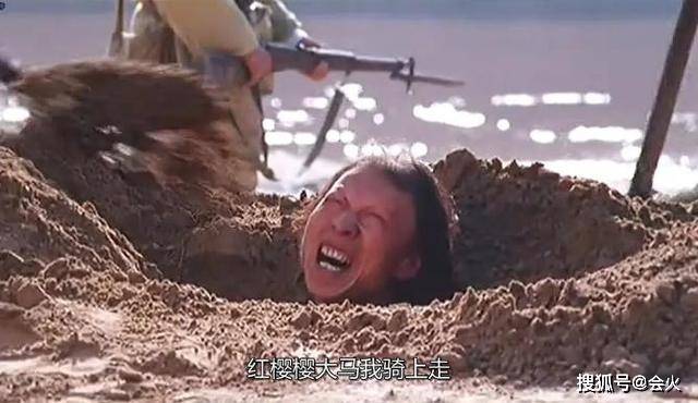 54岁"裘千尺"罕露面,盒饭只有馒头引唏嘘,不拍戏当美妆博主?