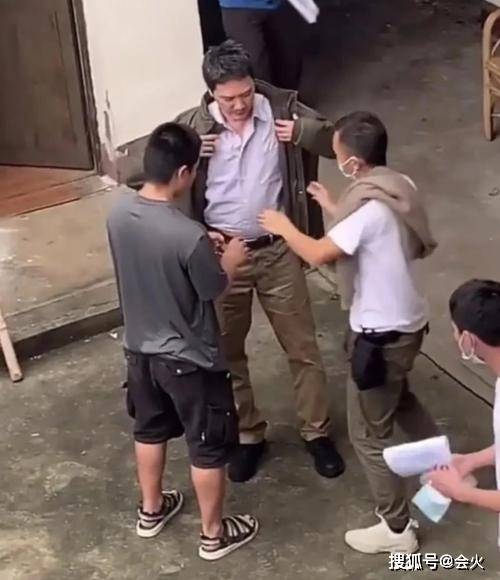 41岁冯绍峰现大肚腩,步入中年有了油腻感,事业也不敌老婆赵丽颖?