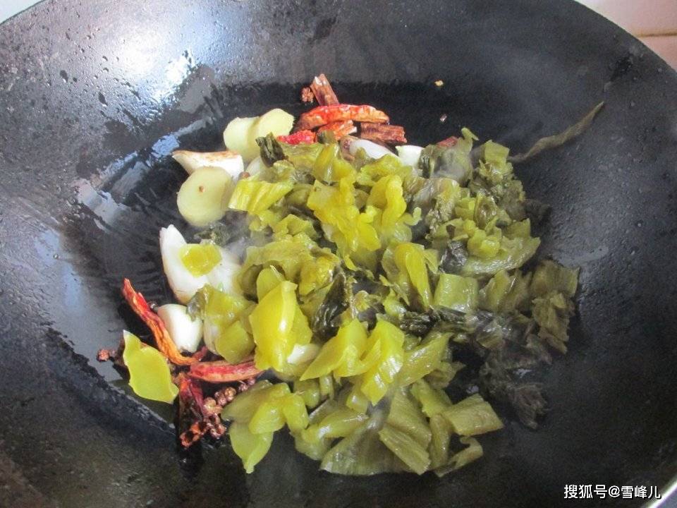 酸菜鱼,鱼片先放还是后放?这步做对了才是酸菜鱼鲜香滑嫩的关键